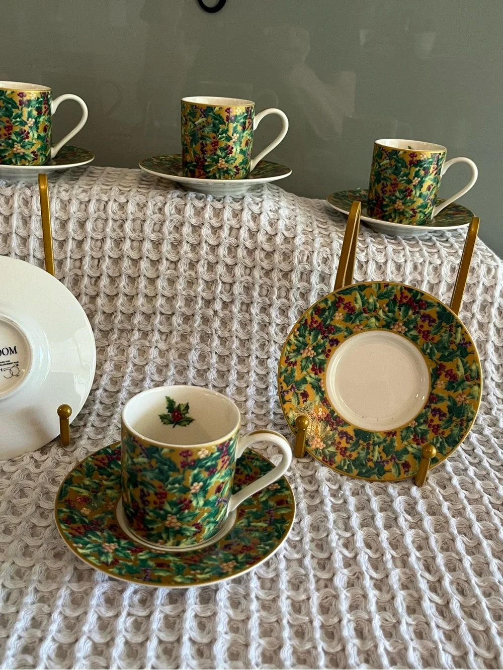 Department 56 heirlooms demitasse cup and saucers set  (4) 430